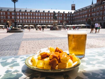 Cerveza y ración de bravas en la plaza mayor de Madrid