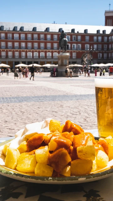 Cerveza y ración de bravas en la plaza mayor de Madrid