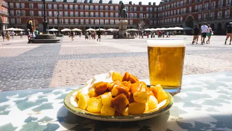 Cerveza y ración de bravas en la plaza mayor de Madrid Cerveza y ración de bravas en la plaza mayor de Madrid