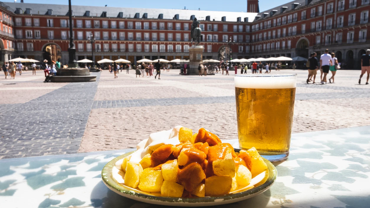 Cerveza y ración de bravas en la plaza mayor de Madrid Cerveza y ración de bravas en la plaza mayor de Madrid