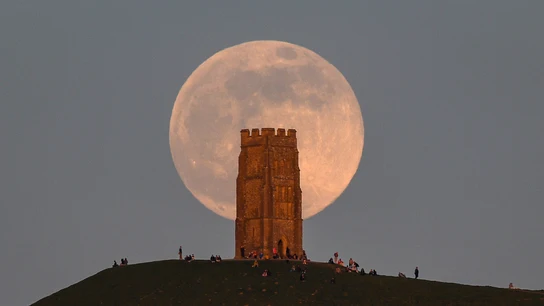 La luna llena rosa, vista desde la torre de Glastonbury en abril de 2021 La luna llena rosa, vista desde la torre de Glastonbury en abril de 2021