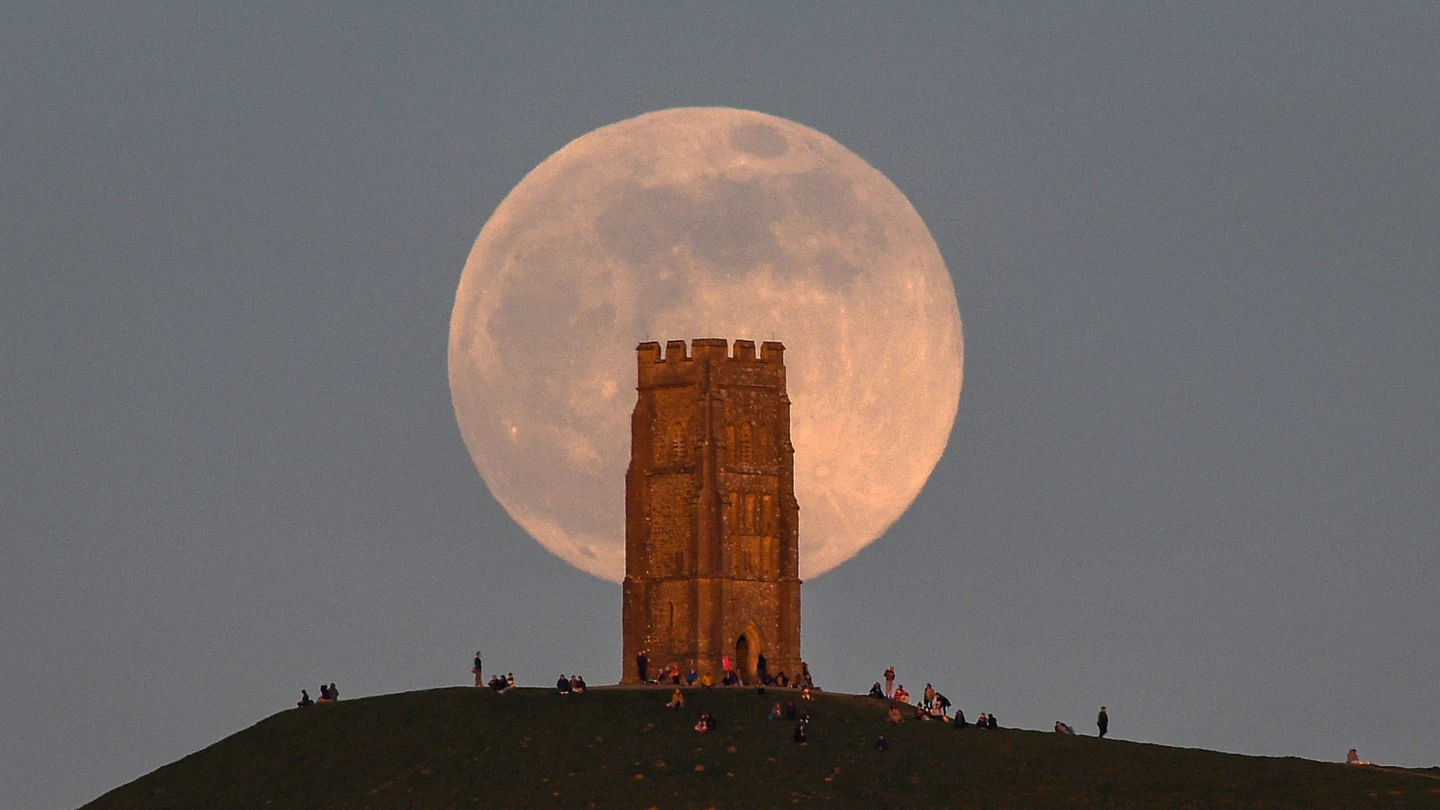La luna llena rosa, vista desde la torre de Glastonbury en abril de 2021 La luna llena rosa, vista desde la torre de Glastonbury en abril de 2021