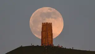 La luna llena rosa, vista desde la torre de Glastonbury en abril de 2021