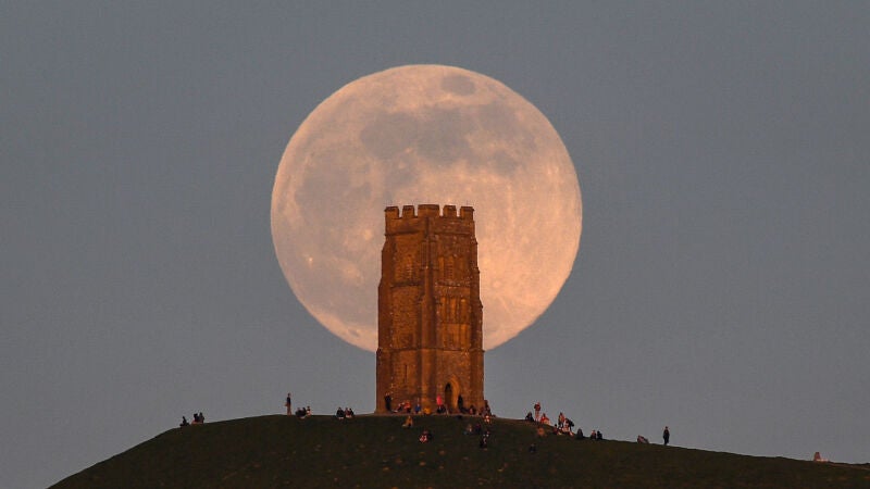 La luna llena rosa, vista desde la torre de Glastonbury en abril de 2021