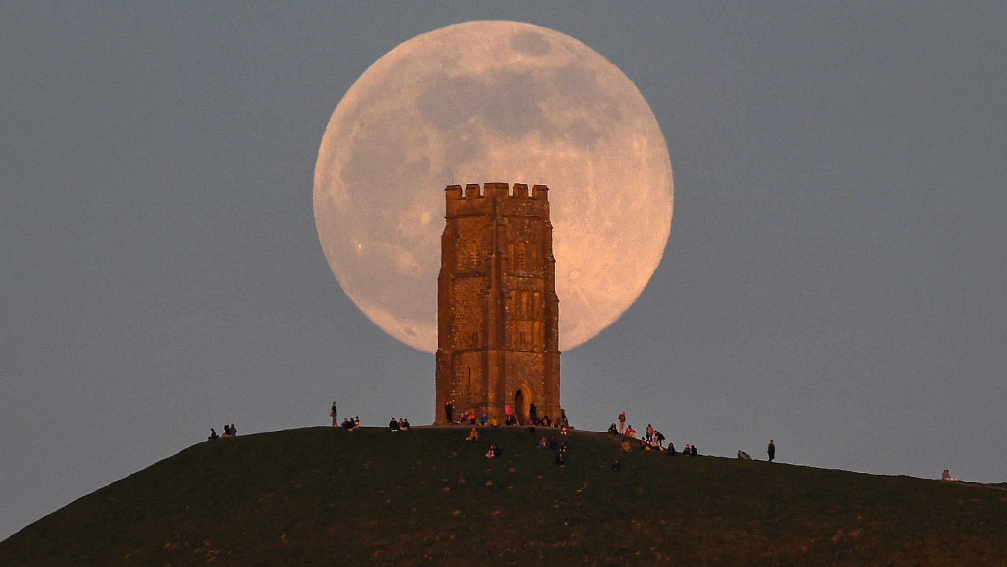La luna llena rosa, vista desde la torre de Glastonbury en abril de 2021