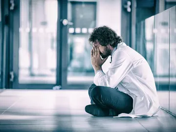 médico abatido médico abatido