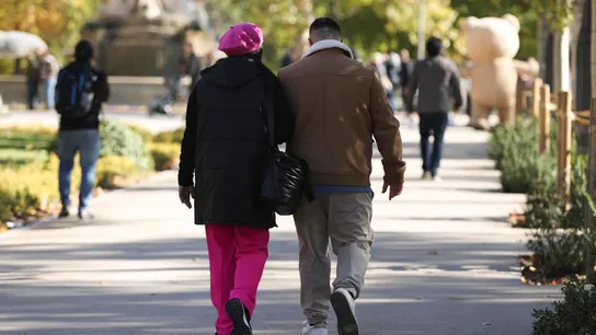 Imagen de archivo de una pareja paseando por el Parque del Retiro en Madrid. Imagen de archivo de una pareja paseando por el Parque del Retiro en Madrid.