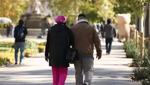 Imagen de archivo de una pareja paseando por el Parque del Retiro en Madrid. 