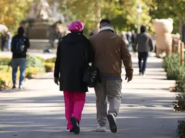 Imagen de archivo de una pareja paseando por el Parque del Retiro en Madrid. 
