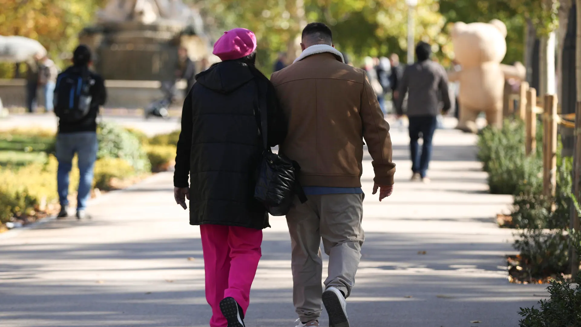 Imagen de archivo de una pareja paseando por el Parque del Retiro en Madrid. 