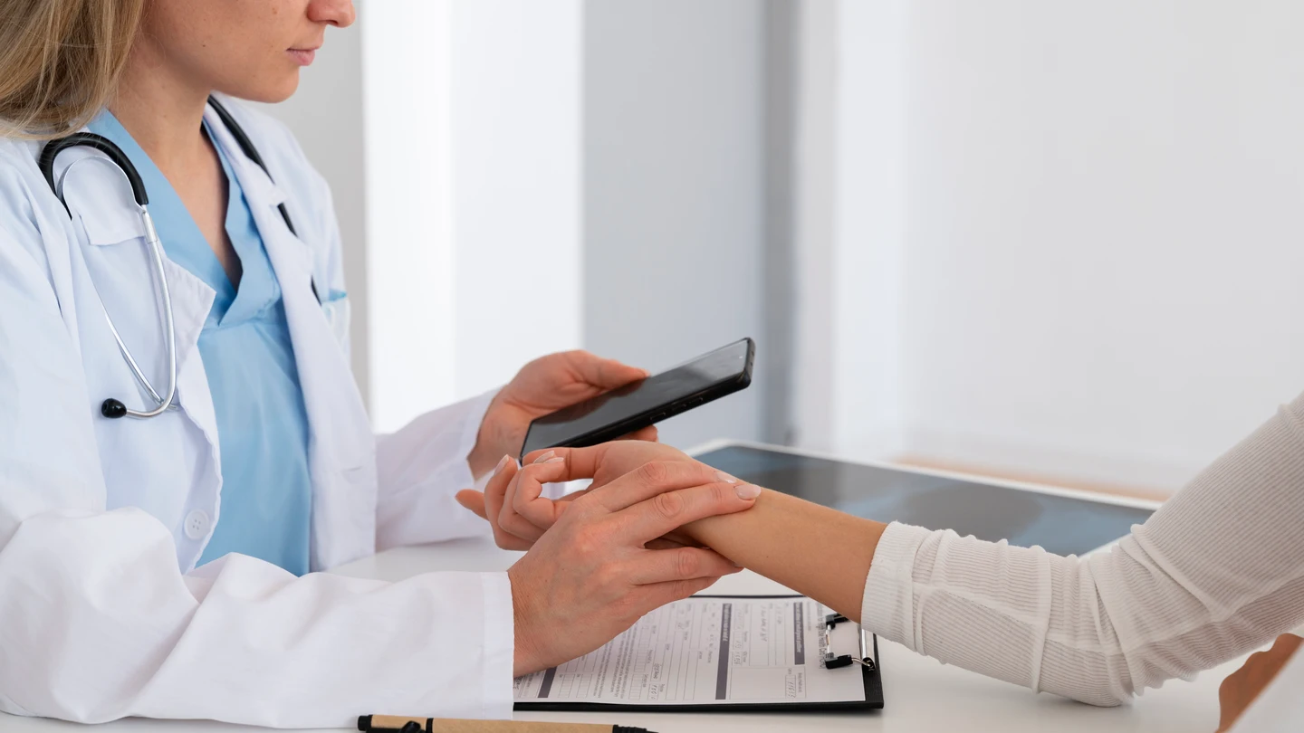 Una médica tratando a una paciente en su consulta de medicina. Una médica tratando a una paciente en su consulta de medicina.