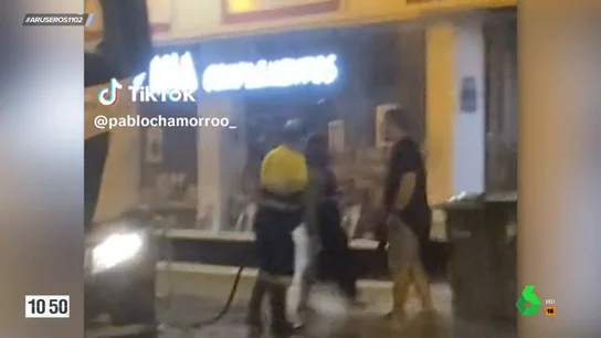 El viral manguerazo de este trabajador de la limpieza a una mujer en las fiestas del Pilar: "Ella le lanza una lata de cerveza" El viral manguerazo de este trabajador de la limpieza a una mujer en las fiestas del Pilar: "Ella le lanza una lata de cerveza"
