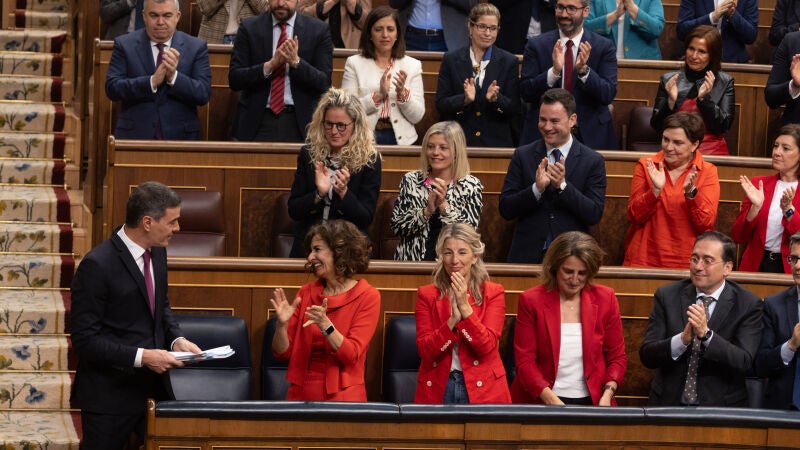 La bancada del PSOE aplaude al presidente del gobierno, pedro Sánchez (1i) tras su intervención durante una sesión plenaria, en el Congreso de los Diputados,