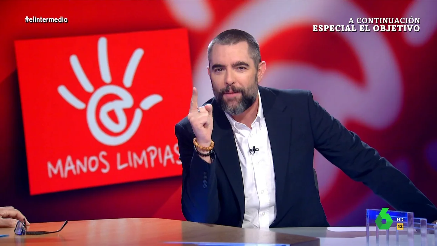 De 'Los Lunnis' a los fabricantes de Viagra: Dani Mateo repasa las denuncias más surrealistas de Manos Limpias Bildu, Samuel Eto'o y hasta la Guardia Civil se encuentran en la alargada lista de denunciados por el pseudosindicato Manos Limpias, a las que ahora se une Begoña Gómez. En este vídeo de El Intermedio, Dani Mateo analiza los surrealistas motivos.