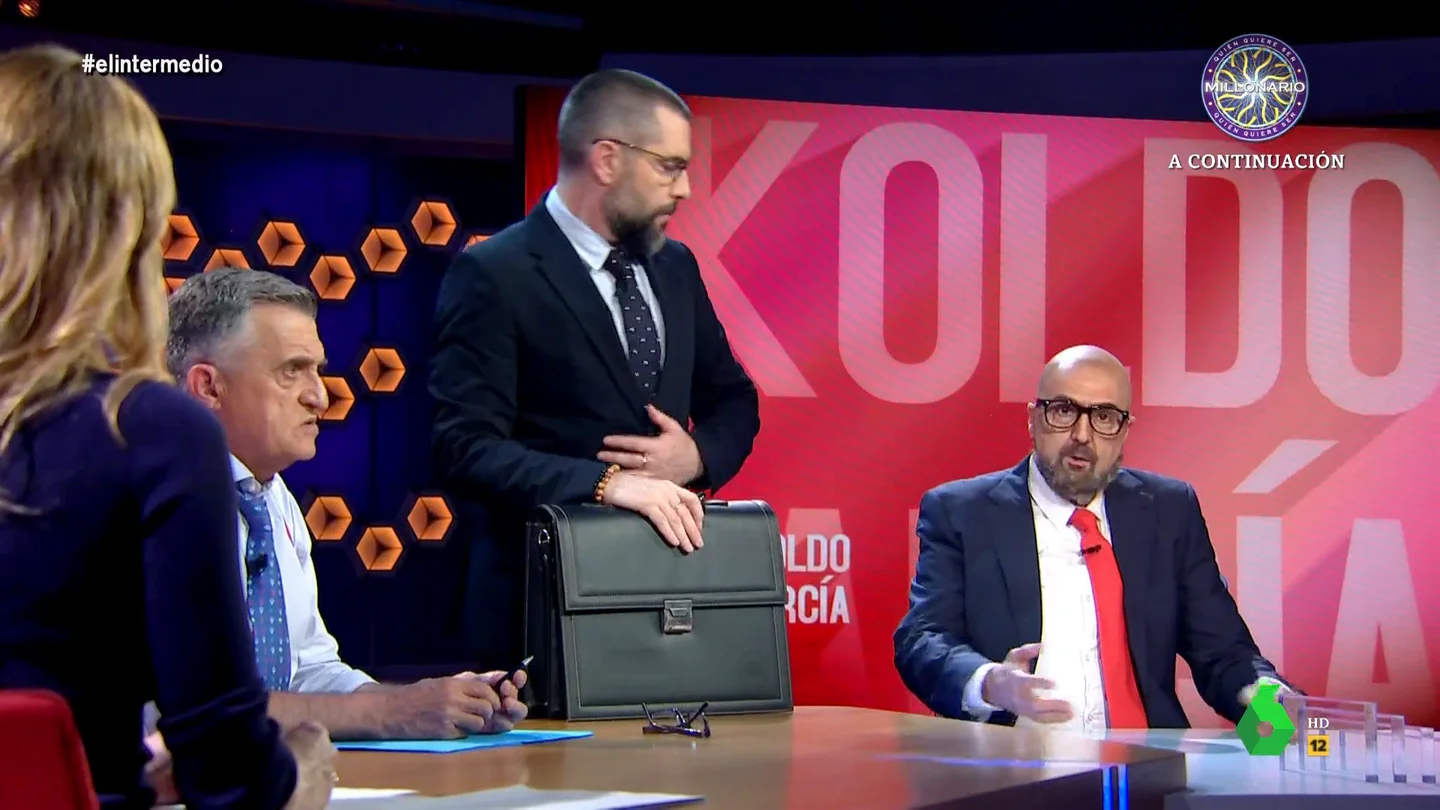 'Koldo García' se sincera con Wyoming: "Valgo más por lo que callo que por lo que hablo, como Belén Esteban" Raúl Pérez imita a Koldo García, que en este vídeo intenta hacer equilibrios entre lo que quiere contar del 'caso Koldo' y lo que le deja su abogado: "Vale que vendí mascarillas durante la pandemia, pero tú me estás poniendo mordazas todo el rato".
