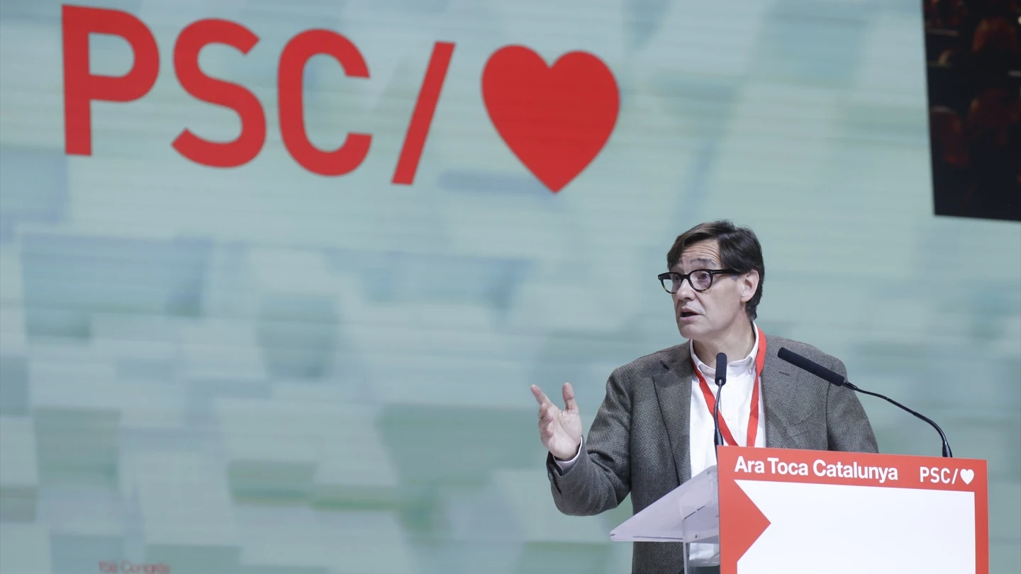 El primer secretario del PSC, Salvador Illa, interviene durante el acto de clausura del 15º Congreso del PSC, en el Palacio de Congresos de Cataluña. El primer secretario del PSC, Salvador Illa, interviene durante el acto de clausura del 15º Congreso del PSC, en el Palacio de Congresos de Cataluña.