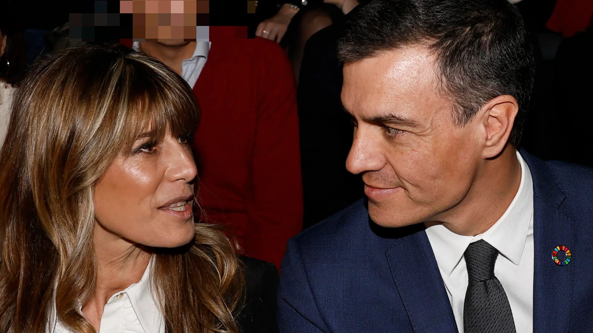 El presidente del Gobierno de España Pedro Sánchez (d), y su esposa María Begoña Gómez (i).