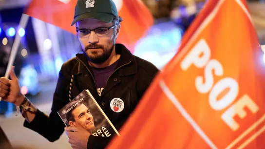 Un simpatizante participa en una concentración de apoyo a Pedro Sánchez en las inmediaciones de Ferraz Un simpatizante participa en una concentración de apoyo a Pedro Sánchez en las inmediaciones de Ferraz
