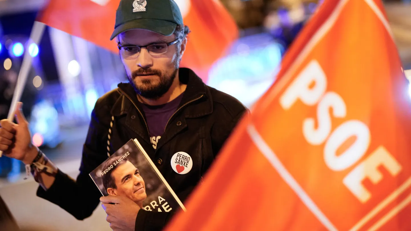 Un simpatizante participa en una concentración de apoyo a Pedro Sánchez en las inmediaciones de Ferraz Un simpatizante participa en una concentración de apoyo a Pedro Sánchez en las inmediaciones de Ferraz
