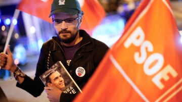 Un simpatizante participa en una concentración de apoyo a Pedro Sánchez en las inmediaciones de Ferraz