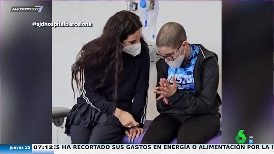 Rosalía visita por sorpresa a los niños con cáncer de un hospital de Barcelona y comparte con ellos canciones, risas y confidencias Rosalía visita por sorpresa a los niños con cáncer de un hospital de Barcelona y comparte con ellos canciones, risas y confidencias