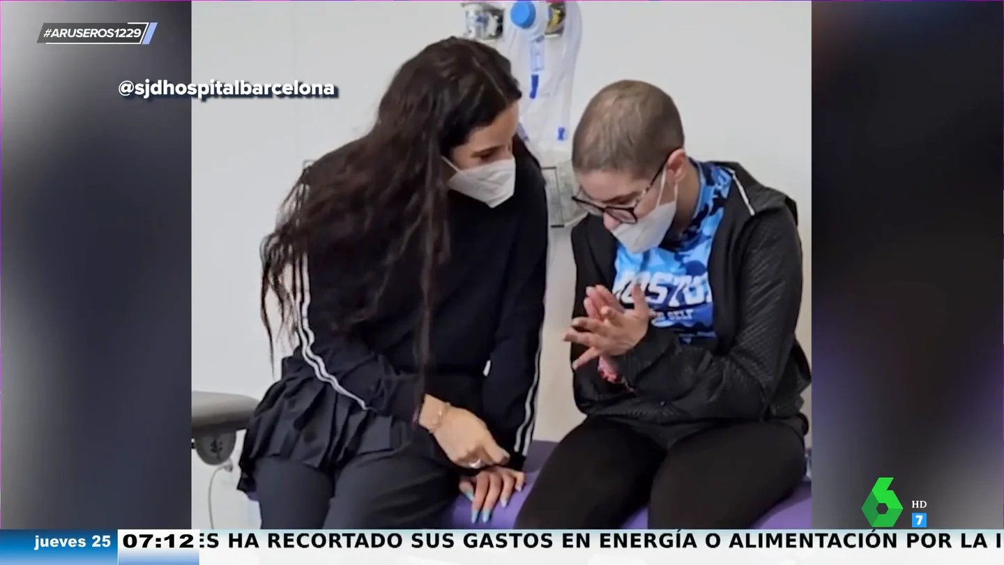 Rosalía visita por sorpresa a los niños con cáncer de un hospital de Barcelona y comparte con ellos canciones, risas y confidencias Rosalía visita por sorpresa a los niños con cáncer de un hospital de Barcelona y comparte con ellos canciones, risas y confidencias