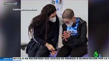 Rosalía visita por sorpresa a los niños con cáncer de un hospital de Barcelona y comparte con ellos canciones, risas y confidencias