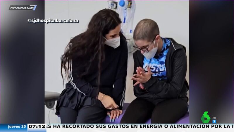 Rosalía visita por sorpresa a los niños con cáncer de un hospital de Barcelona y comparte con ellos canciones, risas y confidencias