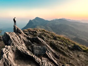 Persona en lo alto de una montaña Persona en lo alto de una montaña