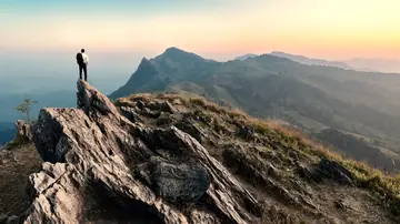 Persona en lo alto de una montaña