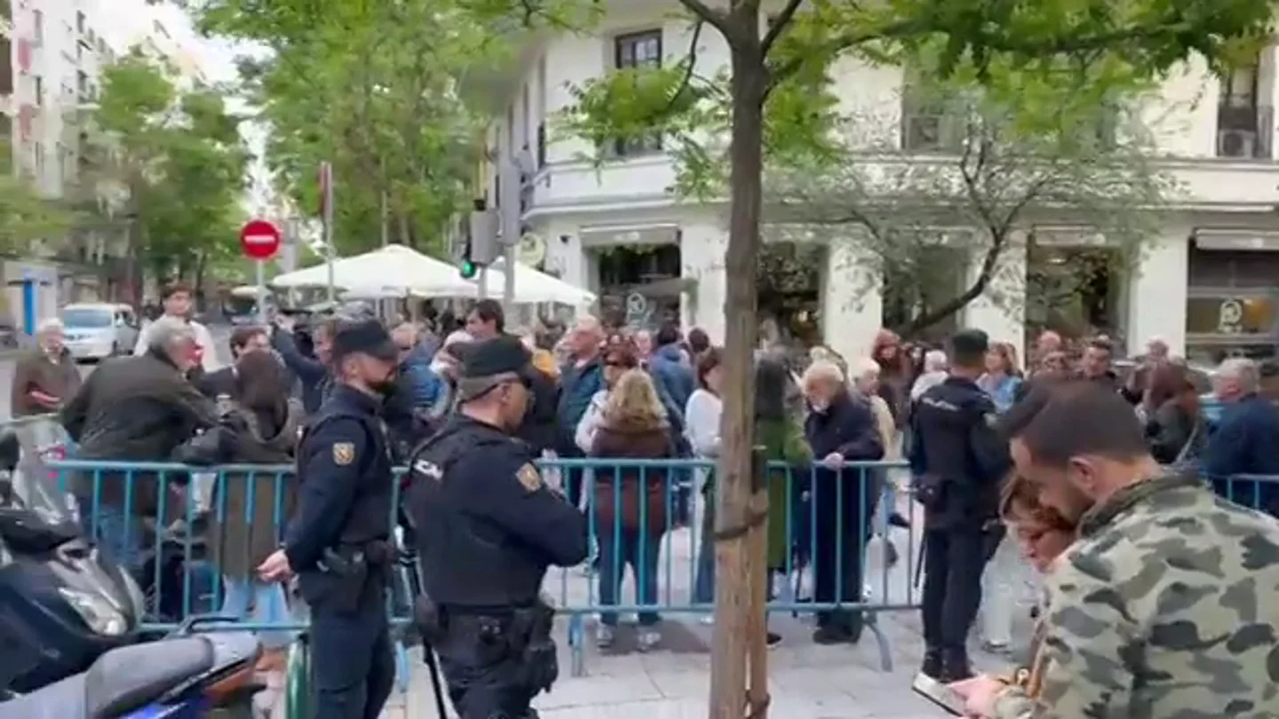Unas 60 personas se concentran en Ferraz en apoyo al presidente Sánchez Unas 60 personas se concentran en Ferraz en apoyo al presidente Sánchez