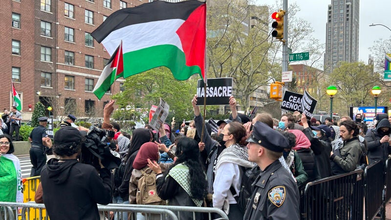 Personas participan en una protesta en apoyo a Palestina a las afueras de la Universidad de Columbia