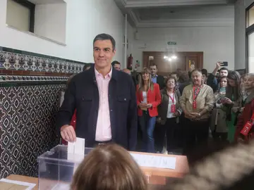 El secretario general del PSOE y presidente del Gobierno de España, Pedro Sánchez, ejerce su derecho al voto en el Colegio de Nuestra Señora del Buen Consejo.