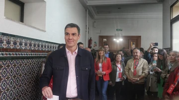 El secretario general del PSOE y presidente del Gobierno de España, Pedro Sánchez, ejerce su derecho al voto en el Colegio de Nuestra Señora del Buen Consejo.