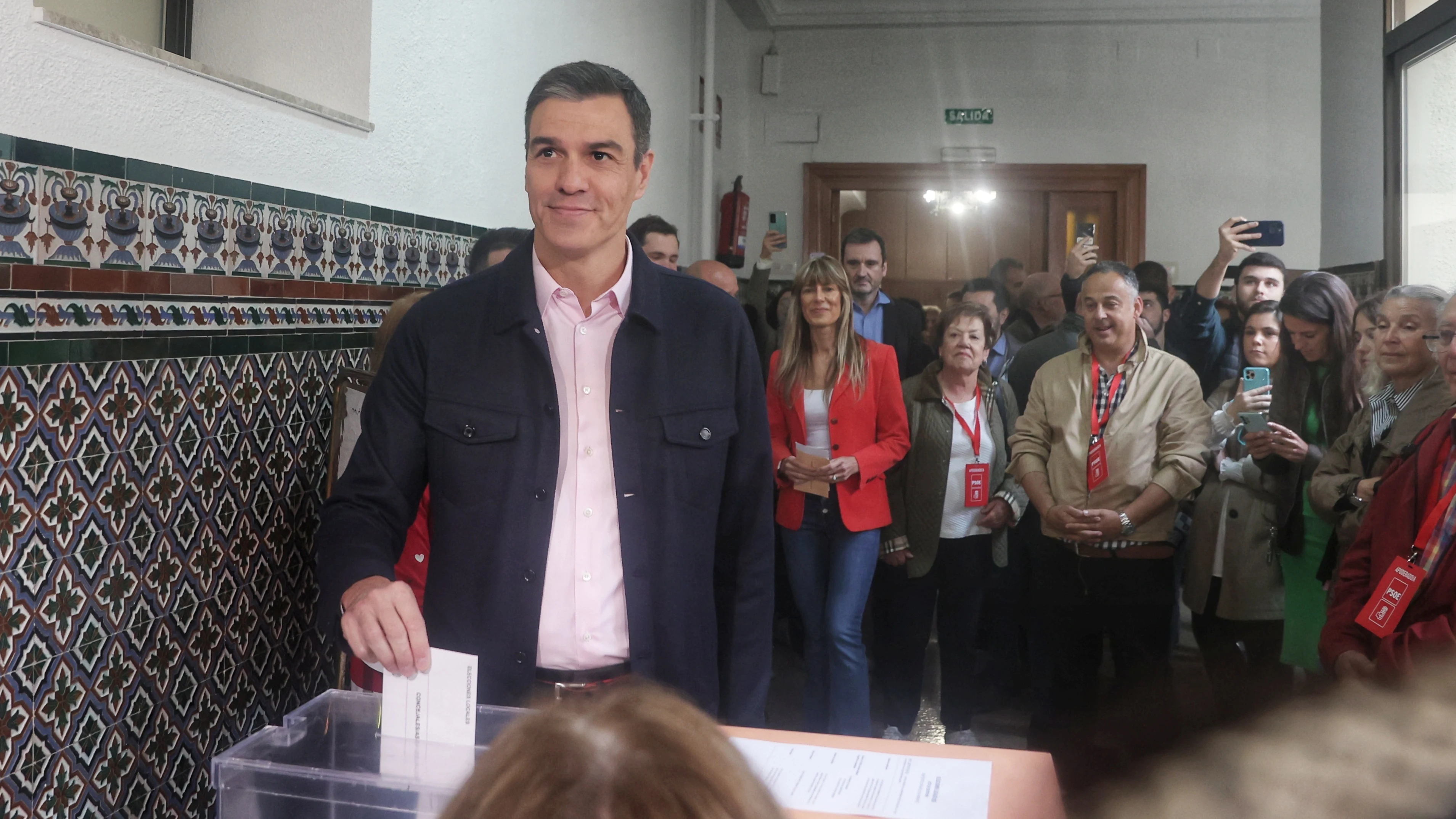El secretario general del PSOE y presidente del Gobierno de España, Pedro Sánchez, ejerce su derecho al voto en el Colegio de Nuestra Señora del Buen Consejo.