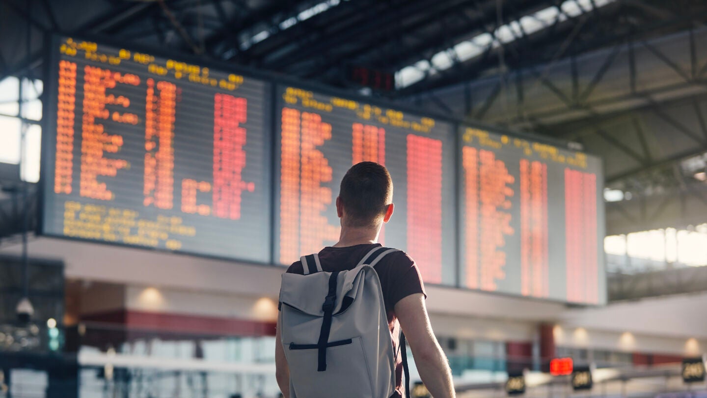 Chico al que le han cancelado un vuelo