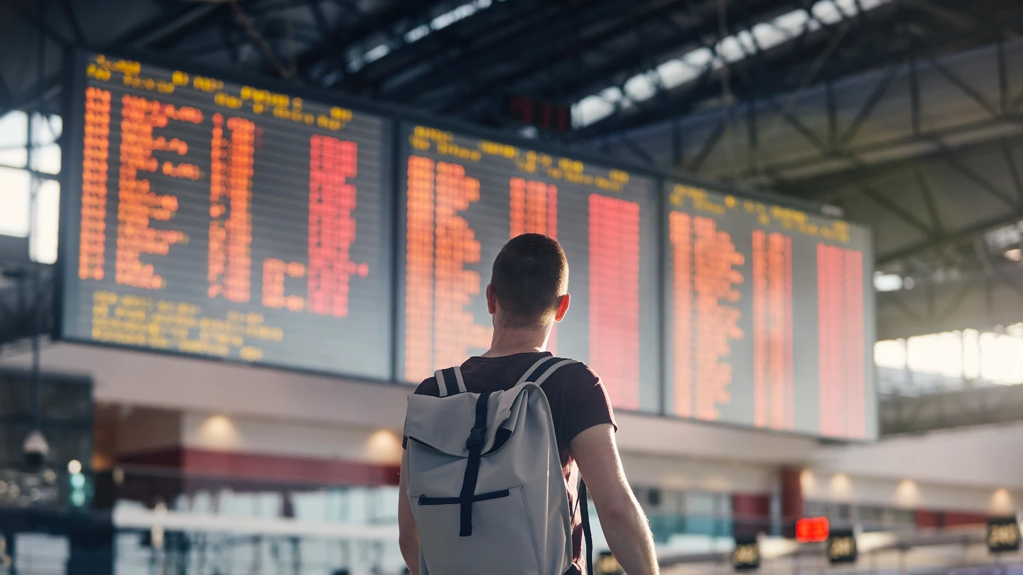 Chico al que le han cancelado un vuelo Chico al que le han cancelado un vuelo