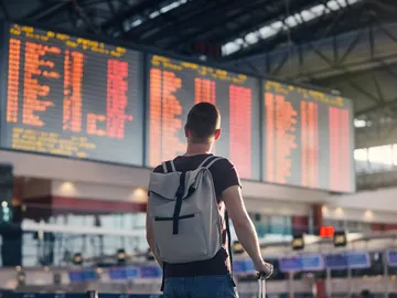 Chico al que le han cancelado un vuelo Chico al que le han cancelado un vuelo