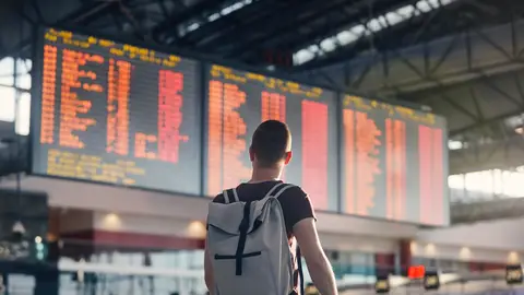 Chico al que le han cancelado un vuelo Chico al que le han cancelado un vuelo