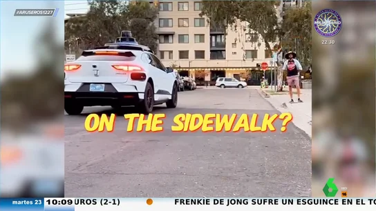 Se ponen una camiseta con la señal de stop para vacilar a los coche autónomos Se ponen una camiseta con la señal de stop para vacilar a los coche autónomos