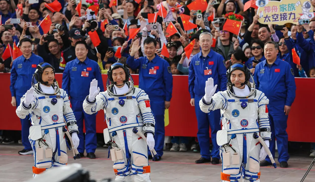 Taikonautas misión Shenzhou-18