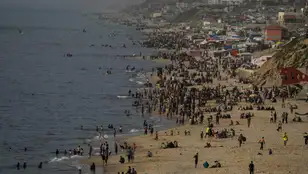 Palestinos desplazados en la playa al oeste de Deir Al Balah, al sur de la Franja de Gaza