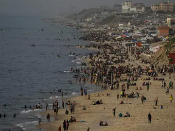 Palestinos desplazados en la playa al oeste de Deir Al Balah, al sur de la Franja de Gaza