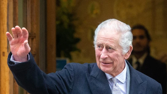 El Rey Carlos III abandona el hospital tras una operación de próstata el pasado mes de marzo. El Rey Carlos III abandona el hospital tras una operación de próstata el pasado mes de marzo.