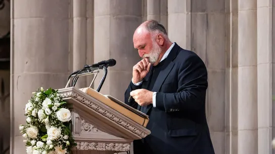 El chef José Andrés rinde homenaje a los siete trabajadores de su ONG asesinados en un ataque de Israel El chef José Andrés rinde homenaje a los siete trabajadores de su ONG asesinados en un ataque de Israel