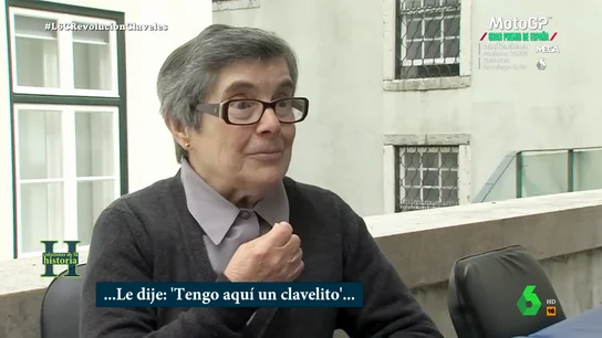 La mujer que puso el clavel en el fusil de un soldado portugués se emociona al recordar el histórico momento "Un soldado me dijo: '¿Por casualidad, señora, no tendrá un cigarrillo?' Le dije: 'Tengo aquí un clavelito', y lo saqué. Y lo puso en el cañón de su pistola, y yo repartí todos los claveles que tenía", recuerda Celeste en este vídeo de laSexta Columna.