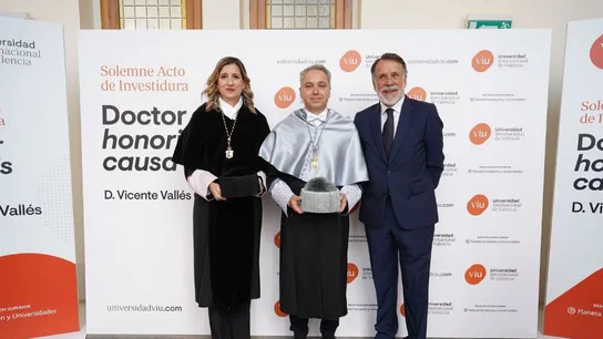 Vicente Vallés, doctor 'honoris causa' por la Universidad Internacional de Valencia Vicente Vallés, doctor 'honoris causa' por la Universidad Internacional de Valencia