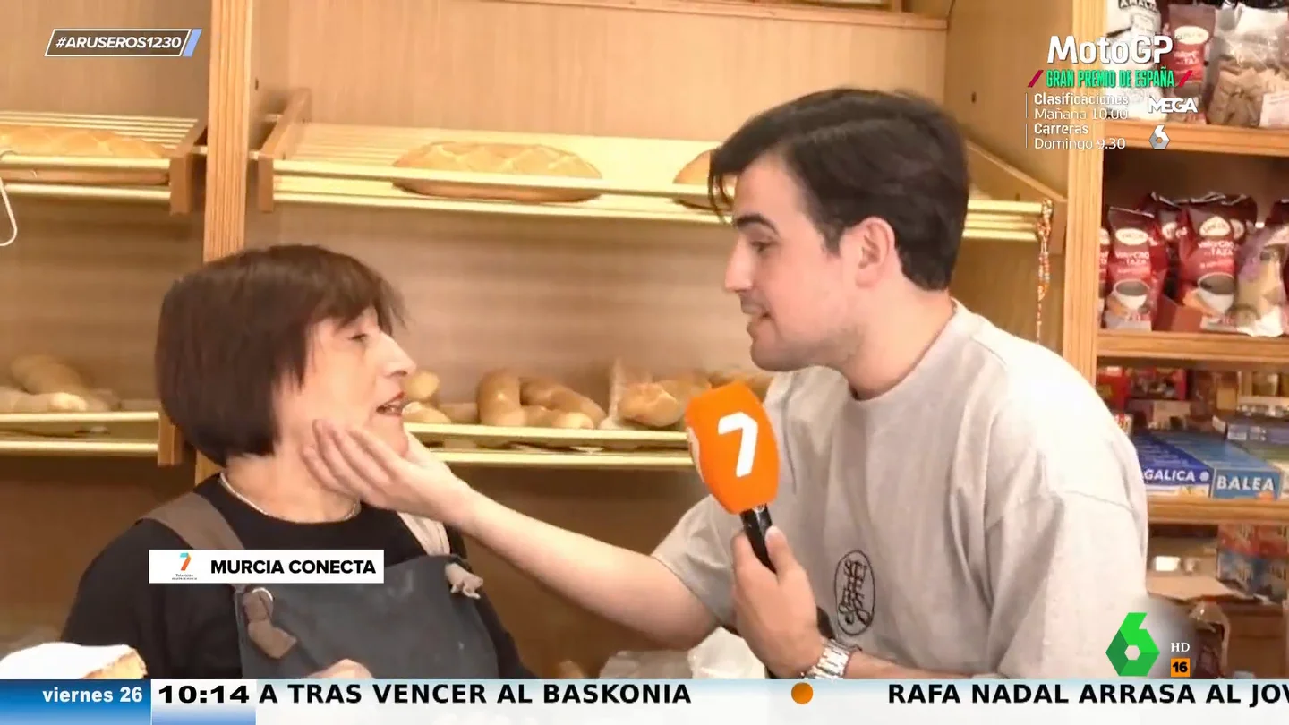 El viral de un reportero que entrevista a su madre mientras trabaja: "Anda que no lleva tu cara dinero" El viral de un reportero que entrevista a su madre mientras trabaja: "Anda que no lleva tu cara dinero"
