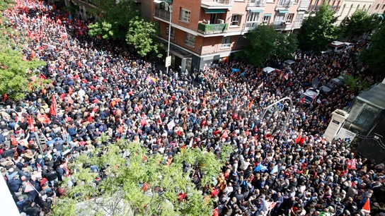 Simpatizantes del PSOE en el exterior de Ferraz Simpatizantes del PSOE en el exterior de Ferraz