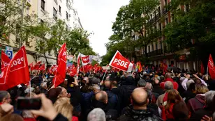 Concentración frente a la sede del PSOE con pancartas de &#39;Pedro Sánchez, quédate&#39;